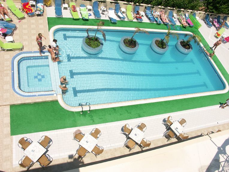 Nikos Hotel Малиа Экстерьер фото