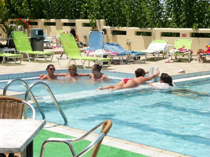 Nikos Hotel Малиа Экстерьер фото